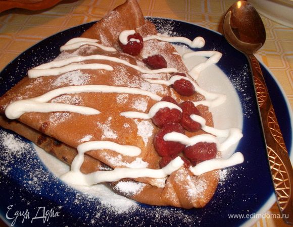 Украшаем по краю вишенками, поливаем сливками и посыпаем сахарной пудрой... ммм.... вкусняшка ))