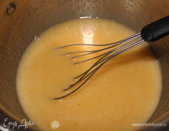 Для теста в кастрюльке смешиваем все, кроме муки. Ставим на медленный огонь и, постоянно мешая, варим до увеличения массы примерно 5-10 минут.