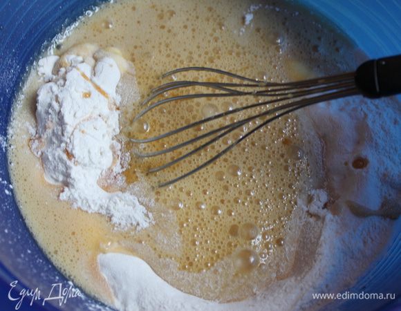 Теперь выливаем жидкое тесто в муку...