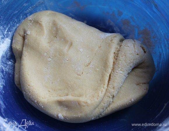 Замесив тесто, даем ему отлежаться. Я закрыла его пищевой пленкой, дала 20 минут отдохнуть.