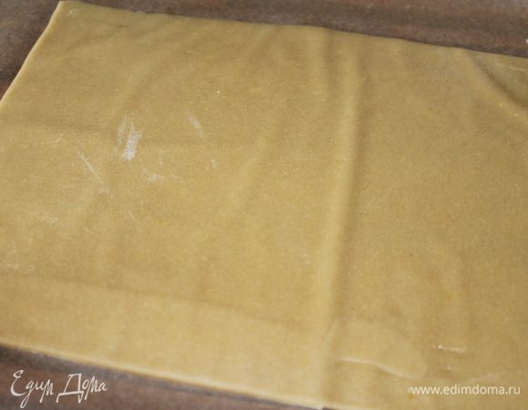 Когда оно остынет, делим его на 4 части и раскатываем одну часть тонко через пленку сразу на бумаге... у меня 18 на 25 см.