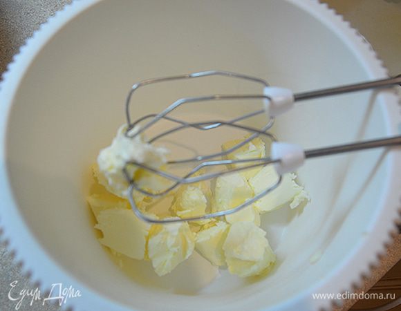 Взбить сливочное масло миксером.