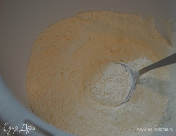 Муку смешать с разрыхлителем в отдельной посуде.