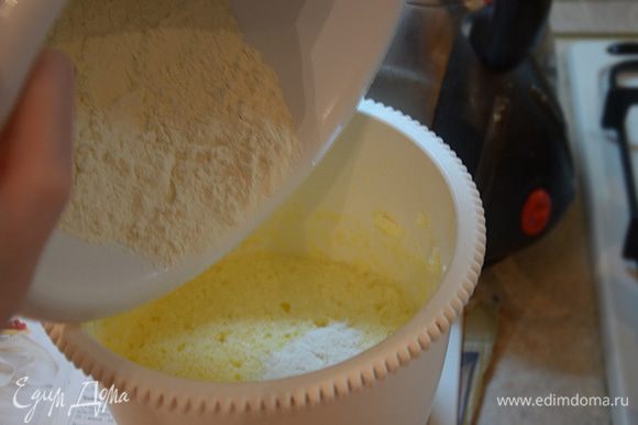 Смешать сухие ингредиенты с масляной смесью, влить лимонный сок и добавить цедру.