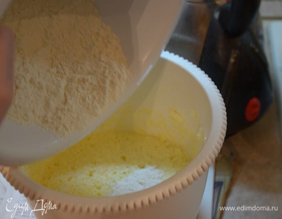 Смешать сухие ингредиенты с масляной смесью, влить лимонный сок и добавить цедру.