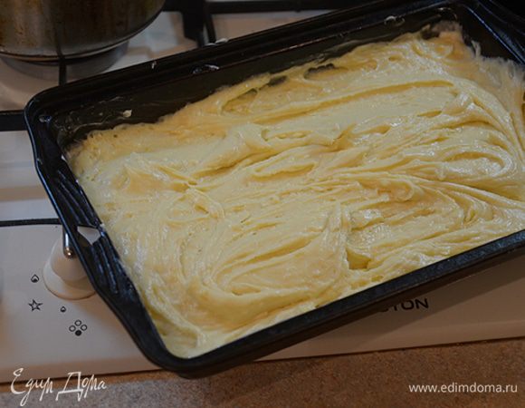 Духовку нагреть до 200 C. Противень хорошо смазать сливочным маслом. 