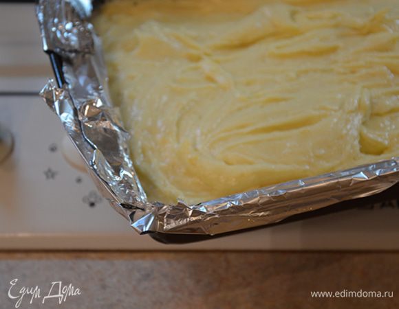 Открытую сторону противня загородить сложенной вдвое алюминиевой фольгой, что бы тесто не растекалось. Выпекать пирог в течение 20 минут до золотистой корочки. 