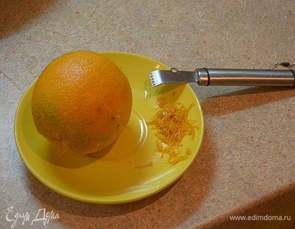 Почистить апельсин, выжать из него сок. 