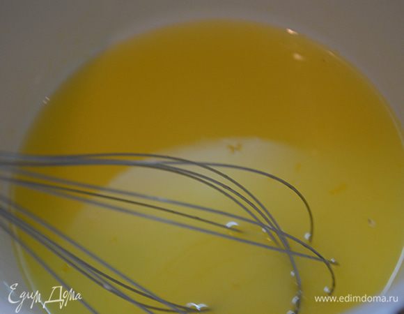 Апельсиновый сок хорошо перемешать с сахарной пудрой, что бы не осталось комочков. 