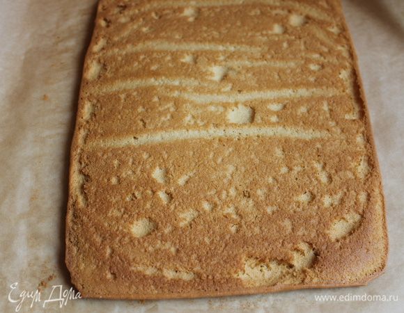 Сразу переворачиваем его и снимаем бумагу.