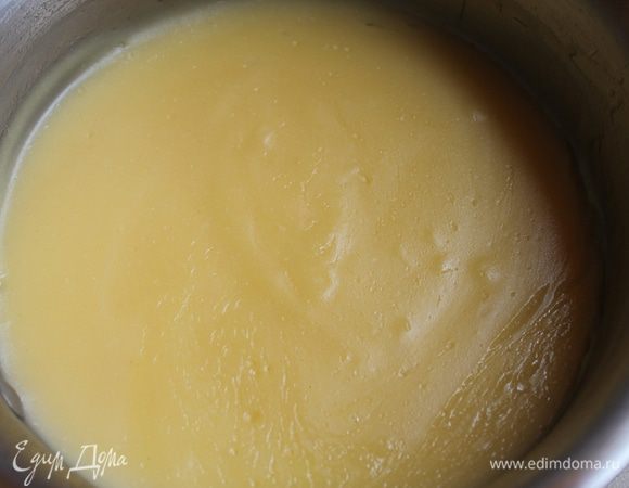 Варим заварной крем, его лучше сварить заранее. Я смешиваю все опять же в кастрюльке, кроме масла, хорошо размешав, варю на медленном огне, постоянно мешая, даем ему остыть.
