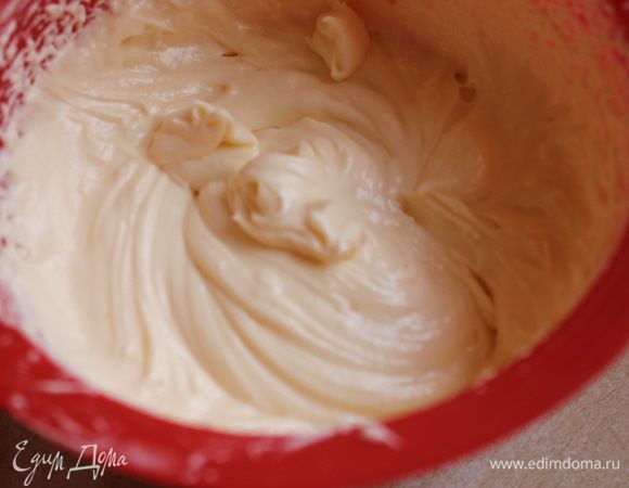 Взбиваем теплое масло и по ложке добавляем крем, и хорошо все взбиваем.
