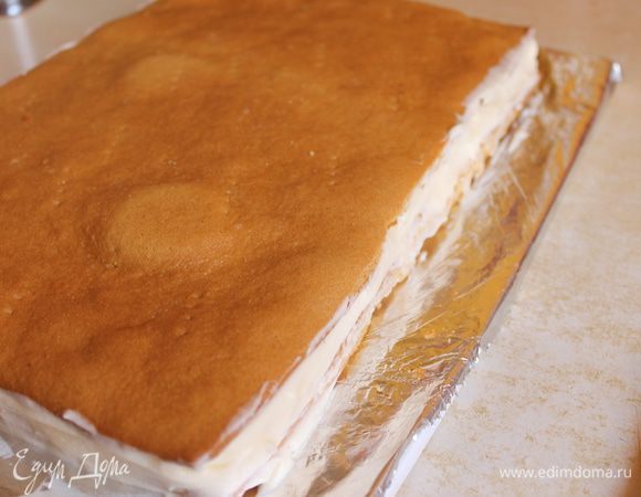 Сверху кладем другой корж...