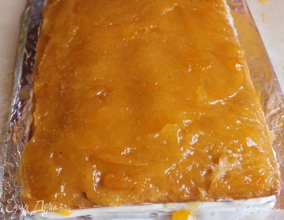 Теперь надо взять абрикосовое варенье и намазать его... но у нас только джем или конфитюр, поэтому я взяла полстакана джема, смешала с водой 0,5 ст. и добавила пакетик желе. Все размешала и довела до загустения, потом по ложке выливала на корж, дала застыть ему..