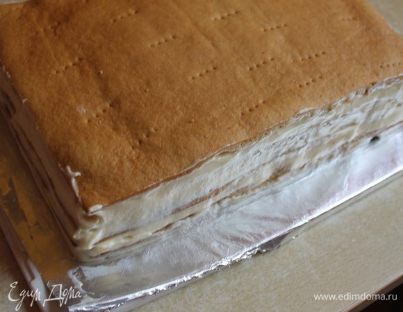 После сверху кладем опять корж и крем и снова корж, ровняем бока кремом.