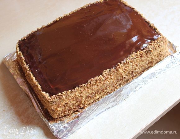 Дала постоять немного в холодильнике тортику, затем растопила шоколадку со сливками и налила глазурь на верх... Бока я обсыпала крошкой из обрезков. Ставим все в холод, можно оформить в виде торта, мне захотелось сделать потом как пирожные...