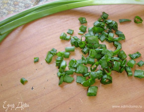 Измельчаем зеленый лук, а имбирь натираем на мелкой терке.