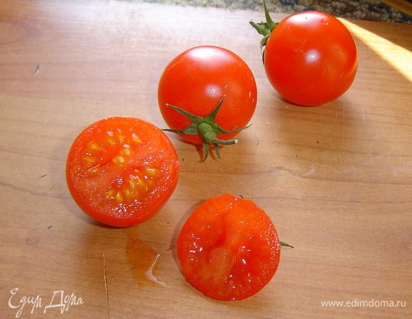 У помидоров срезаем верхушку-крышечку,ложкой осторожно удаляем сердцевину и измельчаем ее.