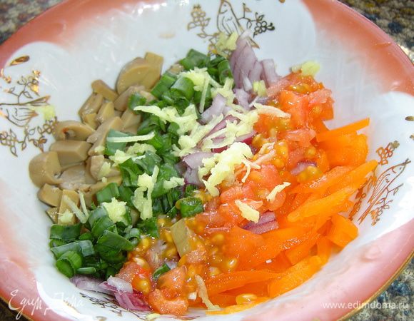 Все ингредиенты соединяем, солим и заправляем оливковым маслом, перемешиваем