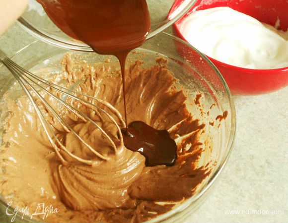 Разогреть духовку до 220*С.
Отделить  желтки от белков. Взбить белки в крепкую пену. Желтки растереть с сахаром, затем добавить просеянную муку и какао, осторожно перемешивая венчиком, влить растопленный на водяной бане шоколад (не горячий!).