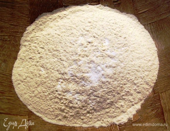 Приготовим тесто. Муку просеять, добавить разрыхлитель и соль. 