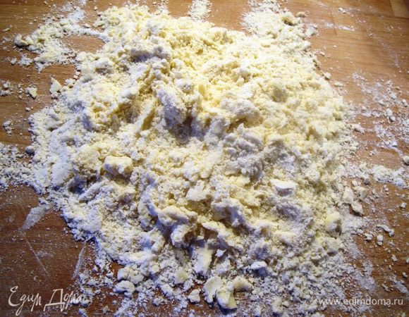 Охлажденное сливочное масло мелко нарезать и растереть с мукой, пока смесь не станет похожа на мелкие хлебные крошки. Перемешайте с сахаром.