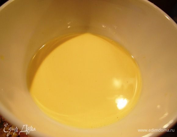 Перемешайте яичный желток со сливками и влейте в тесто. Замесите песочное тесто.