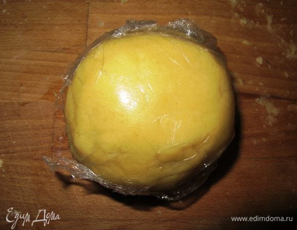 Тесто заверните в пленку и уберите на 30 минут в холодильник.