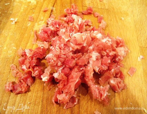 Ветчину прошуттотмелко нарежьте, добавить в начинку.