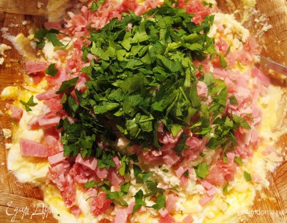 Петрушку мелко порезать, добавить в начинку.