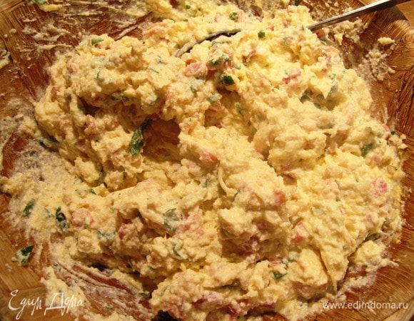 Начинку поперчить, посолить по вкусу, тщательно перемешать.