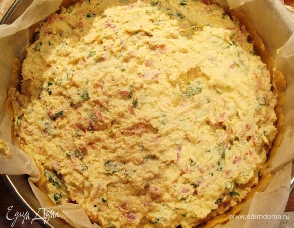 Выложить начинку, разровнять.