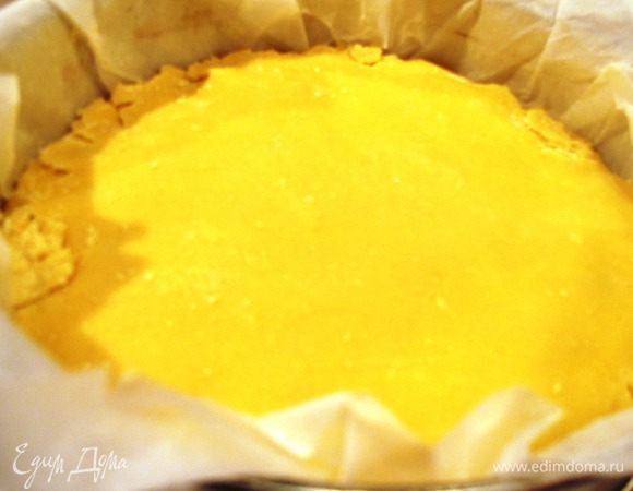 Оставшуюся часть теста раскатать и накрыть наш пирог, соединив с бортиками.