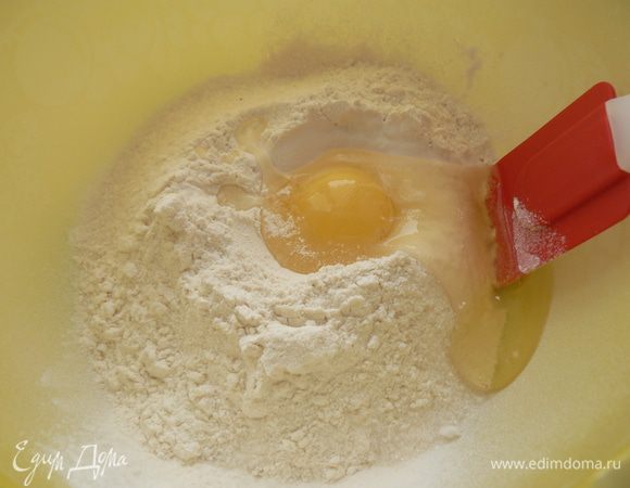 просеять муку, добавить яйцо