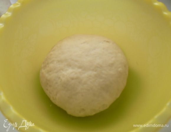 замесить слегка липкое,элластичное тесто,приятное на ощупь