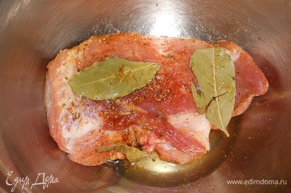Кусок свинины натереть солью с перцем и специями, добавить ликер, лавровый лист и поставить мариноваться на 1 час.