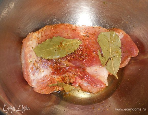 Кусок свинины натереть солью с перцем и специями, добавить ликер, лавровый лист и поставить мариноваться на 1 час.
