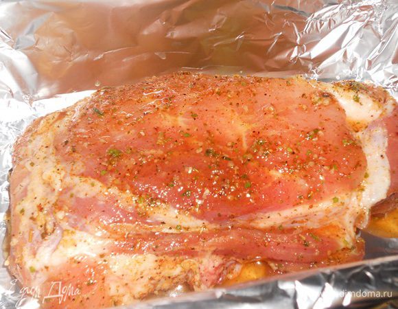 Затем переложить сверху на лавровые листы промаринованную свинину и полить маринадом