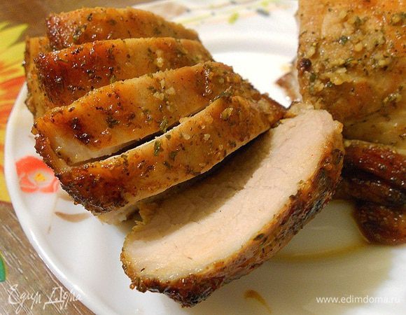 Запекать свинину при температуре 240 градусов до готовности - от 20 минут до 35 минут - по вашему вкусу прожарки. Вкусная запеченная свинина в ликере готова.