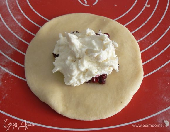 разделить тесто на булочки, раскатать, выложить начинку