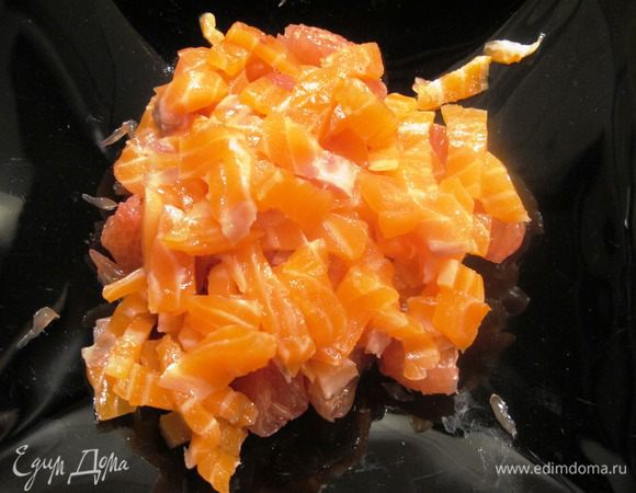 Рыбу порезать небольшими полосками, положить в тарелку.