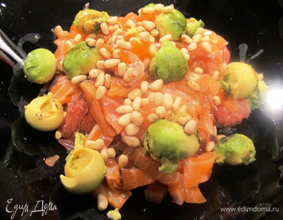 Авокадо произвольно нарезать, положить в тарелку. Положить кедровые орешки. Посолить, поперчить. Заправить бальзамическим уксусом, салат                                       перемешать. Приятного аппетита!