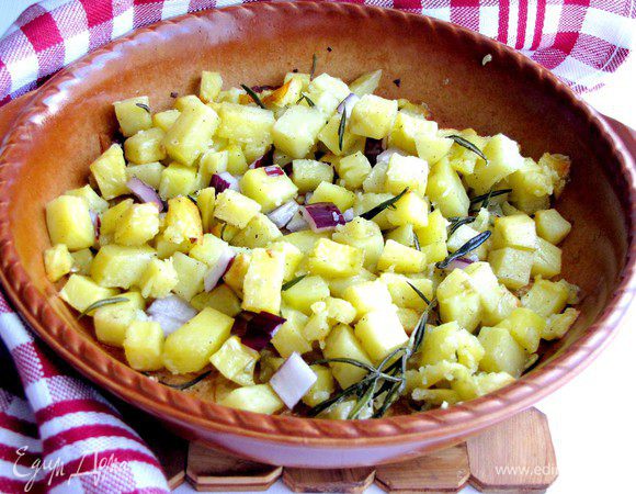 Когда картофель испечется, выньте форму из духовки и сразу же добавьте в нее лук. Перемешайте и дайте постоять несколько минут.