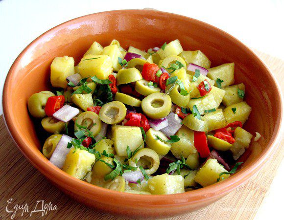 Добавьте оливки и перец, хорошо перемешайте. Перед подачей на стол посыпьте большим количеством рубленой петрушки и еще раз перемешайте. Приятного аппетита!