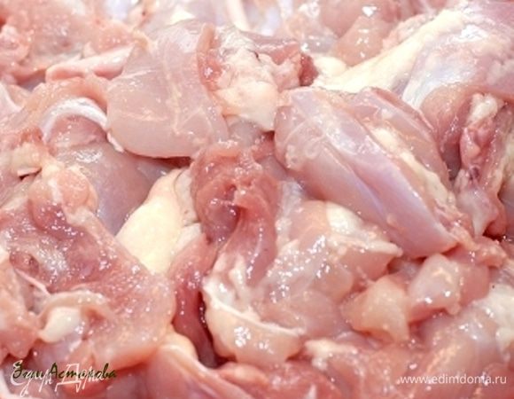 Курицу разделать, отделить мясо от костей. Мясо нарезать и положить в морозилку на 2 часа.