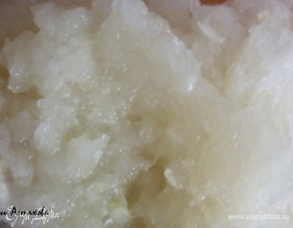 Пропускаю лук через мясорубку. Если лук очень сочный, то лишнюю влагу немного отжимаю.