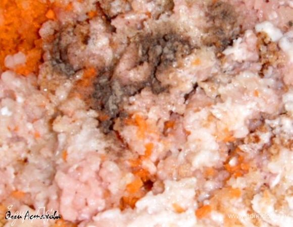 Добавляю к фаршу сухое молоко, морковь, соль, сахар, специи, желатин.