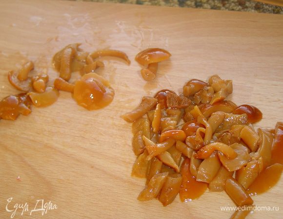 Опята промываем в холодной воде и нарезаем небольшими кусочками.