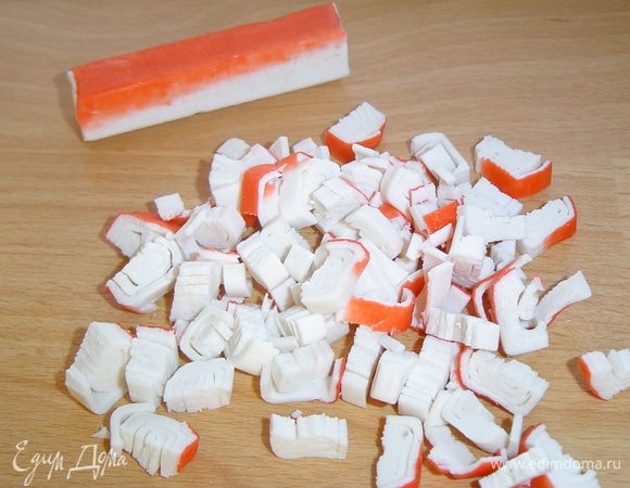 Крабовые палочки нарезаем кубиками.