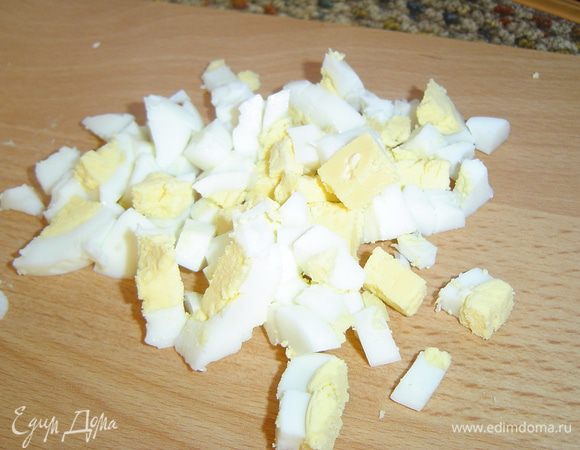 Яйца отвариваем, очищаем и,также, нарезаем кубиками.